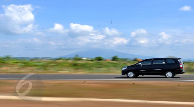 Pengendara dapat melihat keindahan gunung cermai sebagai pemandangan yang menarik saat melintasi jalur jalan tol Cikapali, Jawa Barat, Kamis (05/06/2015). Jalan tol sepanjang 116 km rencananya akan digunakan pada arus mudik. (Liputan6.com/Andrian M Tunay)