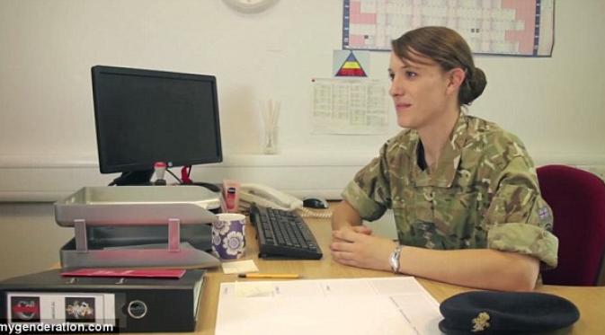 Hannah mengenakan seragam tentara Angkatan Darat Inggris | via: mygeneration.com