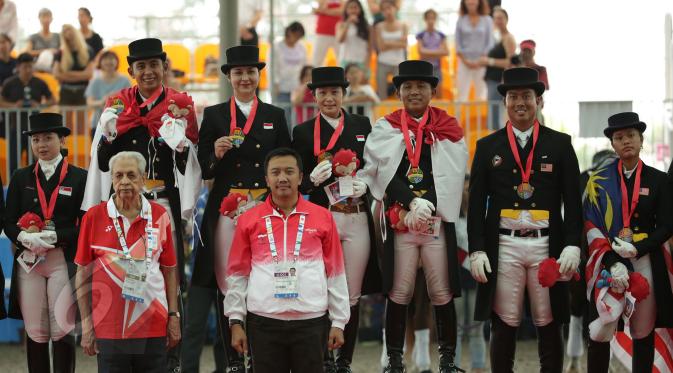 Tim berkuda Indonesia meraih medali emas Sea Games 2015 nomor nomor tunggang serasi tim yang dihelat di Singapore Turf Club Riding Centre, Sabtu (6/6/2015). Menpora Imam Nahrawi mengalungkan medali pada para pemenang (Liputan6.com/Helmi Fithriansyah)