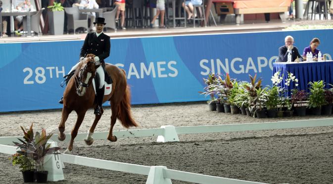 Atlet berkuda, Larasati Gading saat tampil di nomor tunggang serasi tim Sea Games 2015 di Singapore Turf Club Riding Centre, Sabtu (6/6/2015). Larasati Gading memastikan Indonesia meraih emas cabang berkuda. (Liputan6.com/Helmi Fithriansyah)