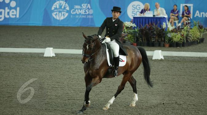 Penampilan atlet berkuda, Alfaro Menayang di nomor tunggang serasi tim Sea Games 2015 yang dihelat di Singapore Turf Club Riding Centre, Sabtu (6/6/2015). Alfaro Menayang mengumpulkan nilai 66.132%. (Liputan6.com/Helmi Fithriansyah)