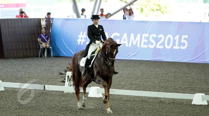 Penampilan atlet berkuda, Dewi Kunti Njoto di nomor tunggang serasi tim Sea Games 2015 yang dihelat di Singapore Turf Club Riding Centre, Sabtu (6/6/2015). Dewi Kunti Njoto mengumpulkan nilai 62.345%. (Liputan6.com/Helmi Fithriansyah)