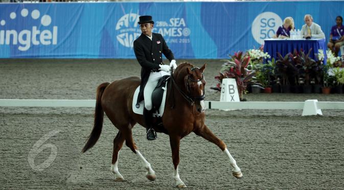 Penampilan atlet berkuda, Ferry Wahyu di nomor tunggang serasi tim Sea Games 2015 yang dihelat di Singapore Turf Club Riding Centre, Sabtu (6/6/2015). Ferry Wahyu mengumpulkan nilai 66.842%. (Liputan6.com/Helmi Fithriansyah)