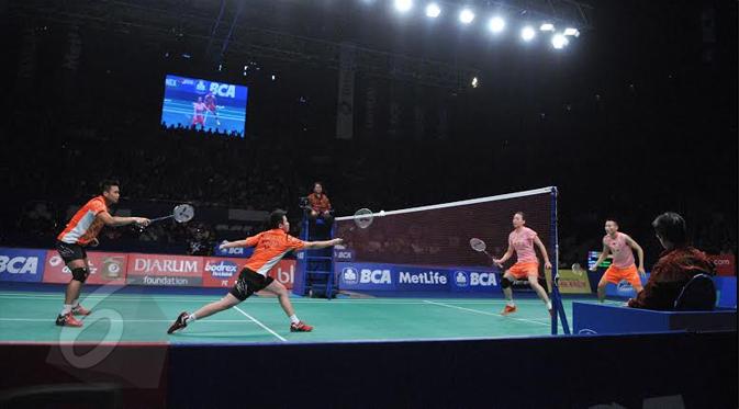 Tontowi Ahmad/Liliyana Natsir takluk dari pasangan Tiongkok, Zhang Nan/Zhao Yunlei di BCA Indonesia Open (Liputan6.com / Herman Zakharia)