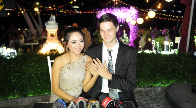 Nadia Vega resmi bertunangan dengan Sultan Yaar Jorik Dozy, Sabtu (6/6/2015). (Liputan6.com/Panji Diksana)