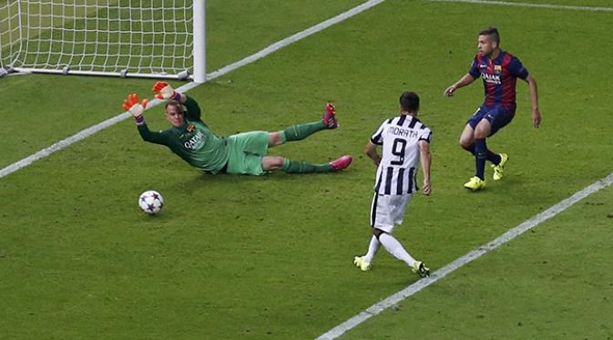 Alvaro Morata mencetak gol pertama Juventus. (REUTERS/Fabrizio Bensch)