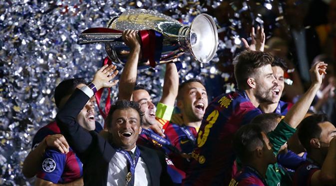Xavi Hernandez didampingi oleh Luis Enrique bersama pemain Barcelona lainnya mengangkat trofi juara final Liga Champions. (REUTERS / Michael Dald)