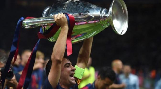 Xavi Hernandez mengangkat trofi Liga Champions setelah Barcelona menang 3-1 atas Juventus di final (PATRIK STOLLARZ / AFP)