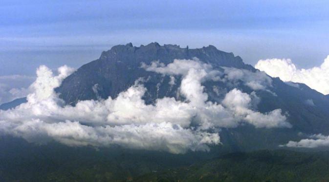 Gunung Kinabalu, Malaysia, dikenal sebagai gunung suci oleh masyarakat Sabah. (Reuters/Bazuki Muhammad)