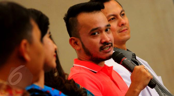 Ruben Onsu memberikan penjelasan tentang kisah di balik pemberian nama anaknya kepada awak media di RS Bunda, Jakarta, Minggu (7/6/2015). Ruben memberi nama anak pertamanya Thalia Putri Onsu (Liputan6.com/Faisal R Syam)