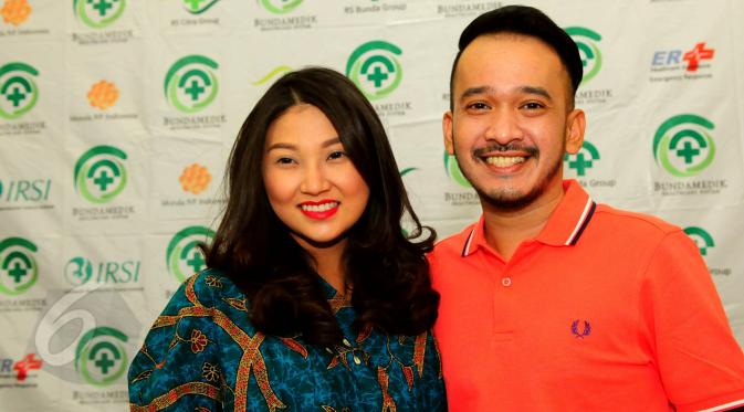 Pasangan selebriti Ruben Onsu dan Sarwendah Tan usai menggelar konferensi pers terkait kelahiran putri pertama mereka di RS Bunda, Jakarta, Minggu (7/6/2015). (Liputan6.com/Faisal R Syam)