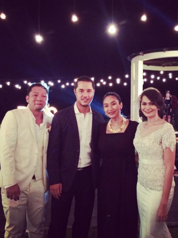 Pasangan Ringgo Agus Rahman dan Sabai Morscheck menyambut kedatangan Happy Salma dan suami. (Instagram)