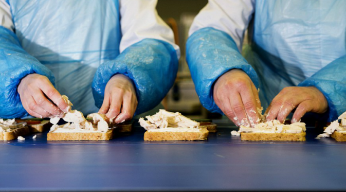 Lihat saja, seluruh bahan untuk lapisan sandwich diletakkan menggunakan tangan kosong.