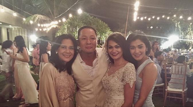 Naysilla Mirdad bersama Lydia Kandou menghadiri pernikahan Ringgo Agus Rahman dan Sabai Morscheck. (foto: instagram.com/naymirdad)