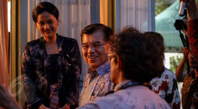Wakil Presiden Jusuf Kalla melihat lokasi syuting film 'Athirah' di Makassar, Minggu (7/6/2015). Riri Riza dan Cut Mini terlihat berbincang dengan Jusuf Kalla. (Liputan6.com/Faizal Fanani)