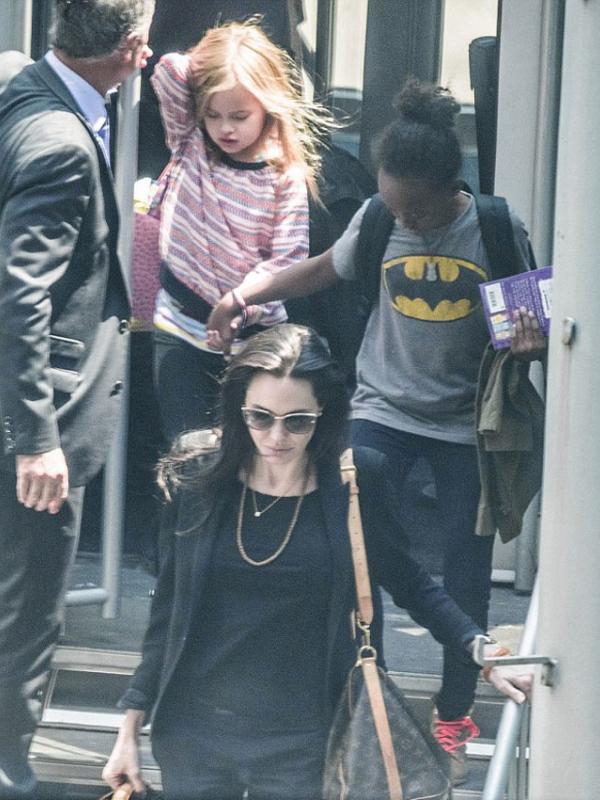 Angelina Jolie memimpin jalan diikuti Vivienne dan Zahara (via dailymail.co.uk)