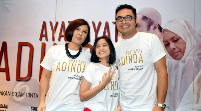 Pasangan selebriti Cynthia Lamusu dan Surya Saputra serta aktris cilik Tissa Biani Azzahra saat press screening film 'Ayat-ayat Adinda' di kawasan Kuningan, Jakarta, Senin (8/6/2015). (Liputan6.com/Panji Diksana)