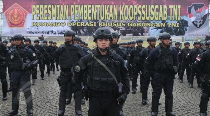 Pasukan satuan Koopssusgab berbaris mengikuti upacara peresmian Komando Operasi Khusus Gabungan TNI (Koopssusgab) di Monas, Jakarta, Selasa (9/8/2015). TNI memiliki Satuan Koopssusgab sebagai pasukan khusus anti teror. (Liputan6.com/Herman Zakharia)