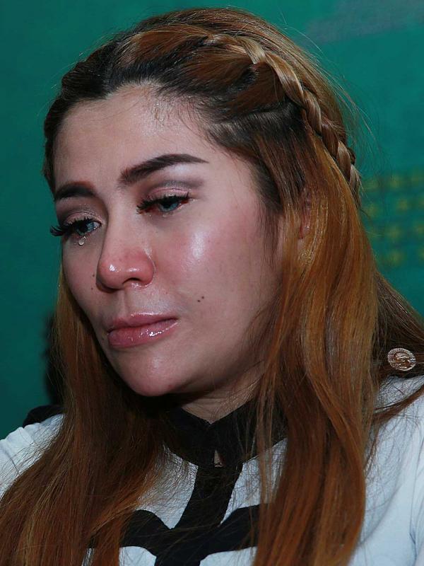 Air mata Cinta Penelope bercucuran saat sidang pertama perceraiannya dengan Donny Hermawan. (Deki Prayoga/Bintang.com)
