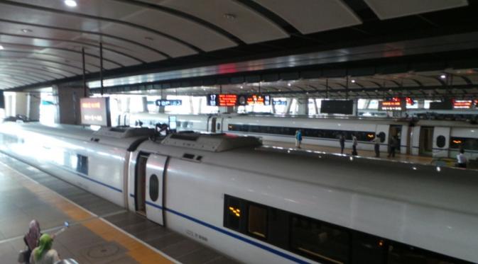 Meneropong Kecanggihan Kereta Super Cepat China. (Foto: Liputan6.com/Ilyas Istianur P)