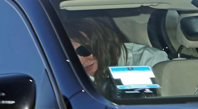 Penampilan perdana Caitlyn Jenner muncul ke publik sebagai wanita. (foto: mirror.co.uk)