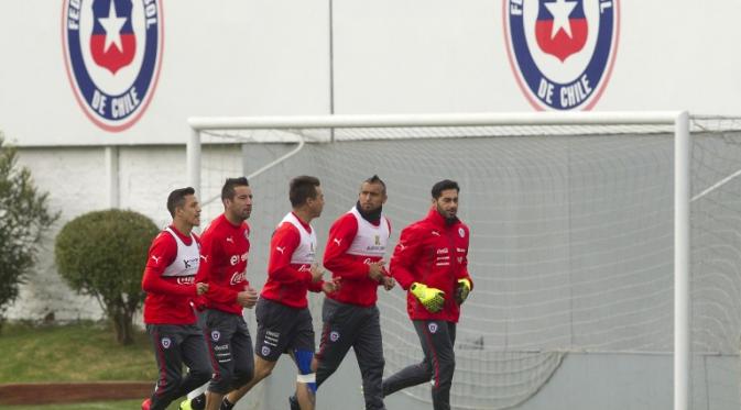 Pemain timnas Chile sedang melakukan latihan jelang Copa Amerika 2015 (Claudio Reyes / AFP)