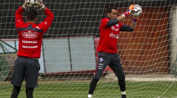 Claudio Bravo saat berlatih dengan timnas Chile (Claudio Reyes / AFP)