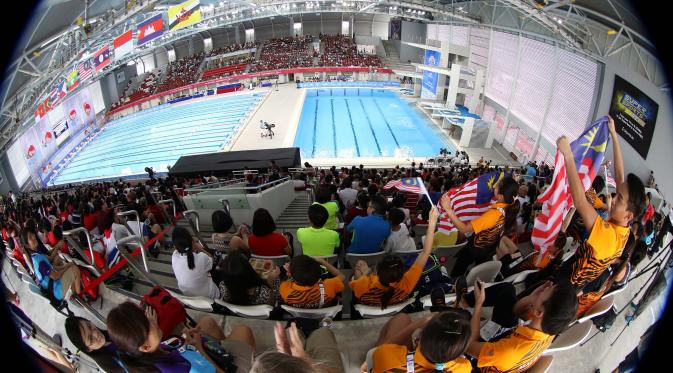 Penonton memadati venue aquatik SEA Games 2015 (Bola.com/Arief Bagus)