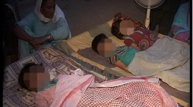 Ketiga gadis kecil Pakistan ini sudah tak bernyawa | via: dailymail.co.uk