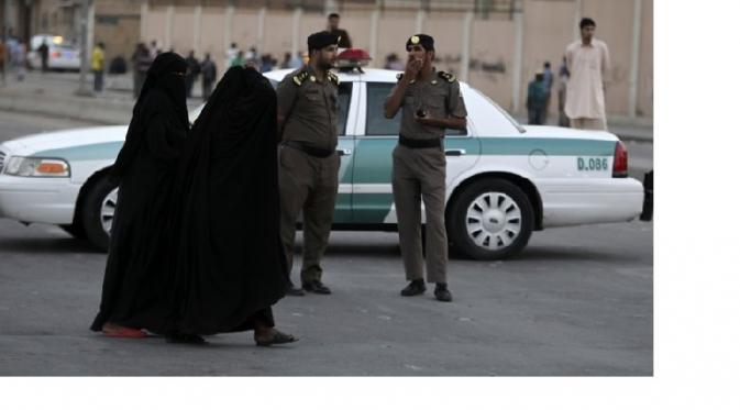 Di Arab Saudi perempuan hanya bisa bepergian dengan izin dari laki-laki.
