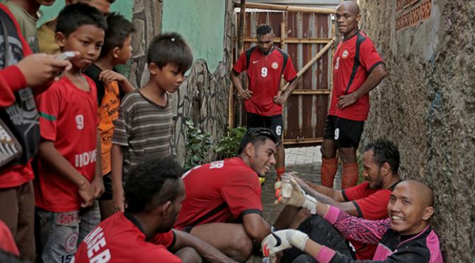 Beberapa pemain Liga Super Indonesia seperti Leonard Tupamahu, Titus Bonay, Aditya Harlan, Syahroni dan Achmad Jufriyanto bermain sepak bola tarkam di lapangan sepak bola Latus, Kedaung Tangerang Selatan.  (Bola.com/Peksi Cahyo)