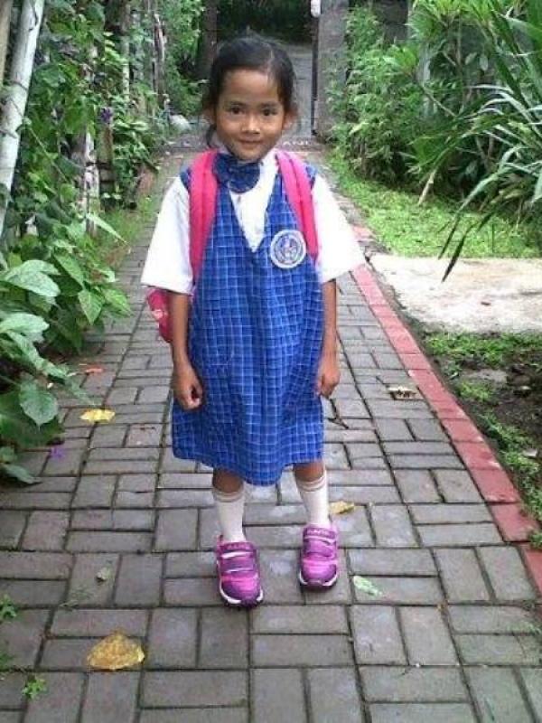 Angeline berjalan kaki dua kilometer ke sekolah | Via: facebook.com