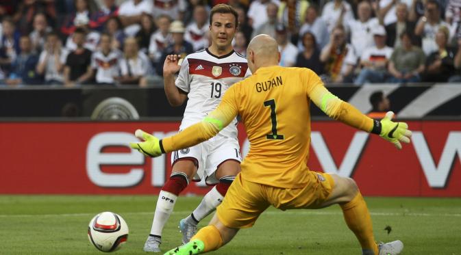 Penyerang Timnas Jerman Mario Goetze mencetak gol ke gawang Amerika Serikat yang dikawal Brad Guzan dalam laga persahabatan (REUTERS/Ina Fassbender)