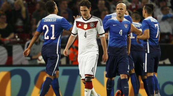 Para pemain Amerika Serikat merayakan gol ke gawang Jerman dalam laga persahabatan (REUTERS/Ina Fassbender)