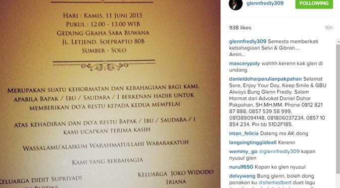 Glenn Fredly memperlihatkan undangan pernikahan putra Jokowi, Gibran-Selvi. (foto: instagram.com/glennfredly309)