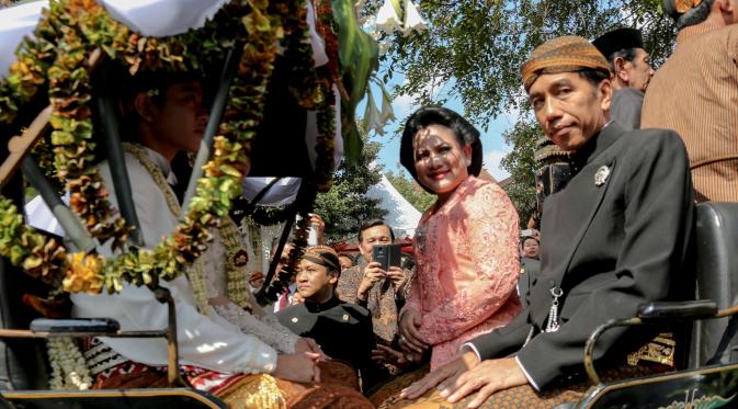 Pasangan Gibran-Selvi ditemani Jokowi dan Iriana menaiki kereta kencana menuju kediaman. (Liputan6.com/Faizal Fanani)