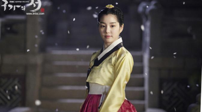 Lee Yoo Bi sat bermain dalam drama bertema sejarah lainnya berjudul Gu Family Book