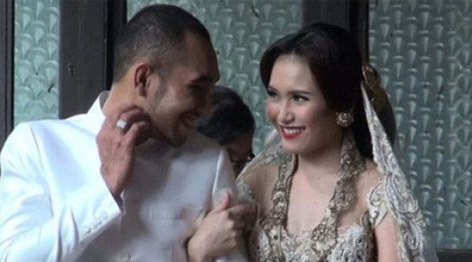 Ayu Ting Ting dan Enji saat pemotretan pre-wedding. (Capture YouTube)