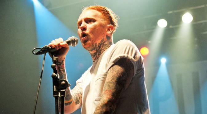 Frank Carter yang tubuhnya dipenuhi tato tersebut sangat terinspirasi oleh System Of A Down (Teamrock.com)