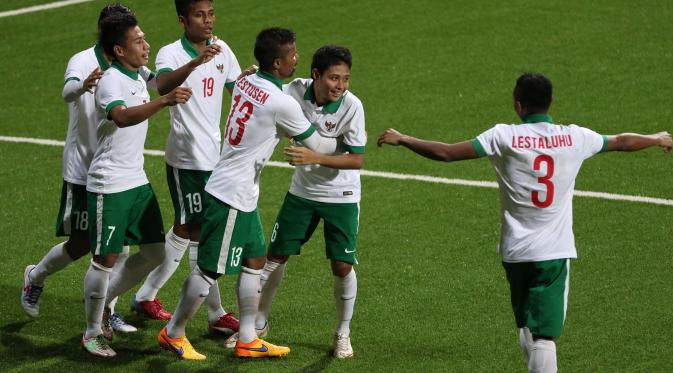 Gelandang andalan Indonesia U-23 melakukan selebrasi bersama rekan setimnya usai menjebol gawang Singapura U-23. (Bola.com/ Arief Bagus)