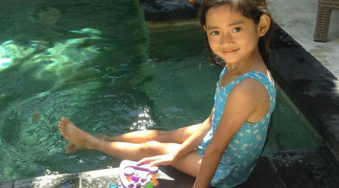Lucunya Angeline saat bermain di kolam. Tak ada yang mengangka, bocah lucu dan cantik ini harus meninggal dengan cara yang tragis. (Facebook.com/Find Angeline - Bali's Missing Child)