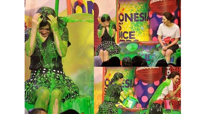 Syahrini menyiram cairan kental hijau ke badan Raisa. (foto: instagram.com/princessyahrini)