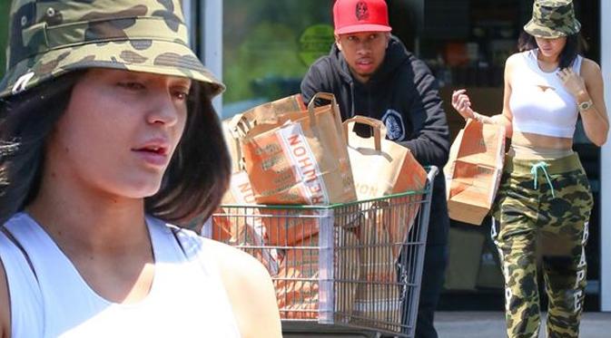 Kylie Jenner keluar rumah tanpa make-up saat berbelanja bersama Tyga. (foto: mirror.co.uk)