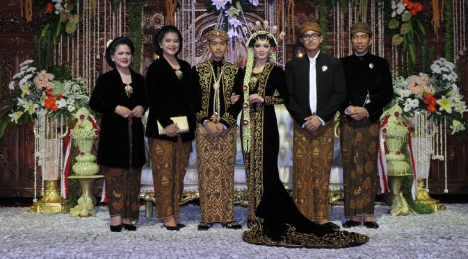 Gibran Rakabuming dan Selvi Ananda berfoto bersama keluarga; Presiden Jokowi, Nyonya Iriana Jokowi, Kahiyang Ayu dan Kaesang Pangarep yang tampil dengan pose serius. (Galih W. Satria/Bintang.com)