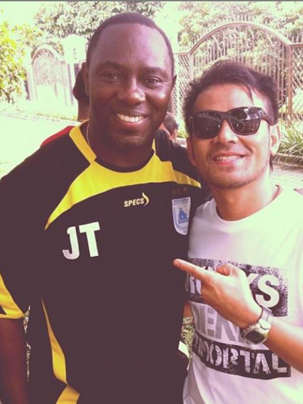 Judika foto bersama Jackson Tiago, manajer sepak bola Persipura (Instagram)