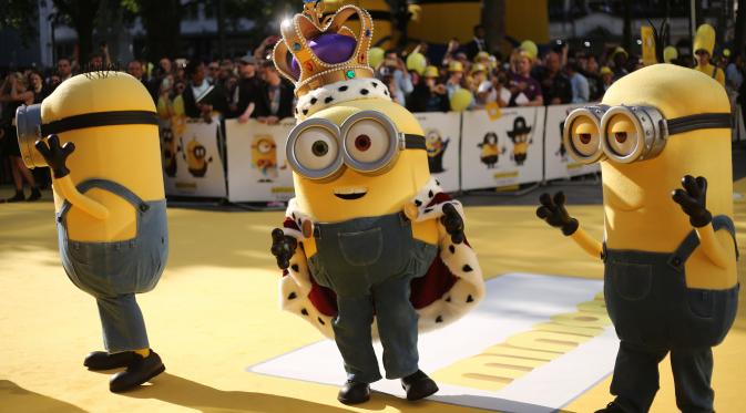 MINIONS - Tiga karakter minions di acara gala premiere. (Joel Ryan/Invision/AP)