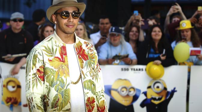 HADIR - Lewis Hamilton hadir dalam gala premier film Minions. (REUTERS/Luke MacGregor)