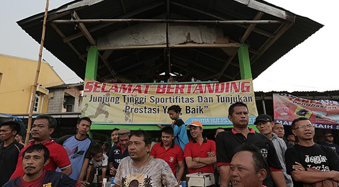 Warga antusias menonton laga tarkam di Lapangan Latus Kedaung, Ciputat. (Bola.com/Peksi Cahyo)