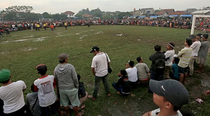 Ribuan warga berkerumun di area kotak penalti saat tim Panser beradu penalti dengan tim BBC. (Bola.com/Peksi Cahyo)