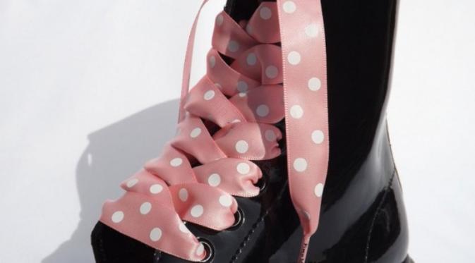 Tali sepatu motif polka | Via: pimpmyshoes.uk.com